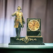 Подарочные настольные часы «Петр I» из бронзы и змеевика — фотография 1