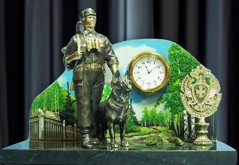 Подарочные часы «Застава» с пограничником, собакой и гербом
