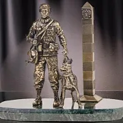 Подарочная бронзовая статуэтка «Пограничник», 165×105×195 мм — фотография 1