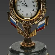 Настольные часы с российским флагом из бронзы и змеевика — оригинальный подарок — фотография 2