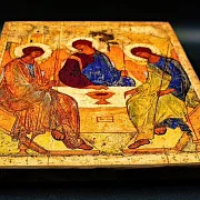 Икона Святая Троица. 36*30 с подставкой — оригинальный подарок — фотография 3