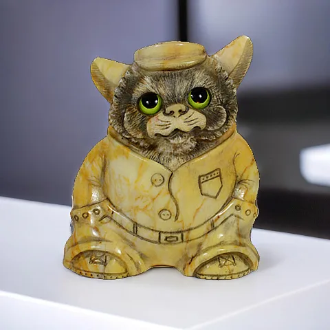 Скульптура «Котик в кепке» из камня — красивый подарок