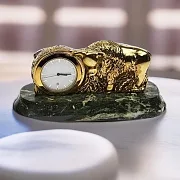 Ручная работа: Сувенирные часы «Телец» с бронзовым быком — фотография 1