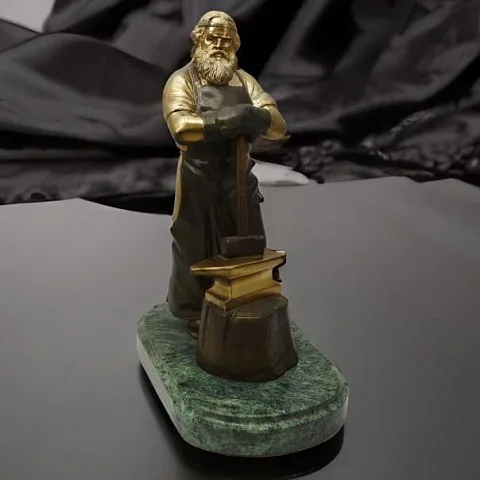 Бронзовая статуэтка «Кузнец» на змеевике в подарок