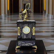 Каминные часы «Конь» из чароита и долерита — красивый подарок — фотография 1