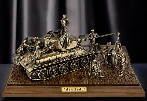 На память: Диорама «Май 1945 года. Победа в Берлине», бронза и ясень, 1:35