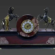 Подарочные каминные часы «Кони» из яшмы и долерита — фотография 3