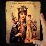 На память: Икона деревянная " Богоматерь Неувядаемый Цвет" — фотография 1