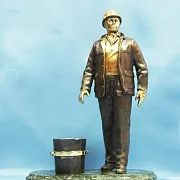 Бронзовая статуэтка «Рабочий-металлург» на змеевике — оригинальный подарок — фотография 2