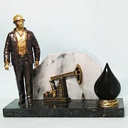 Бронзовый сувенир «Работник нефтяной промышленности» с качалкой — красивый подарок — фотография 2