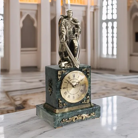 Часы с воином и мечом — оригинальный подарок