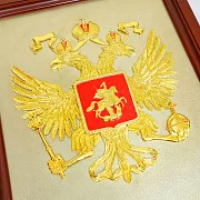 Плакетка «Герб России» из латуни и дерева — оригинальный подарок — фотография 3