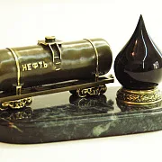 На память: Бронзовая фигурка «Цистерна с нефтью» — фотография 2